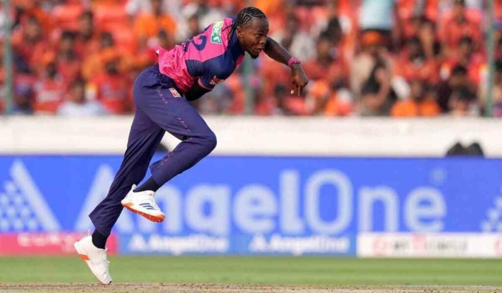 RR vs MI Highlights: राजस्थान रॉयल्स की बड़ी जीत, जायसवाल का तूफान, मुंबई इंडियंस ढेर 3 RR vs MI Highlights: राजस्थान रॉयल्स का गेंदबाज़ मैच के दौरान तेज गेंदबाज़ी करते हुए