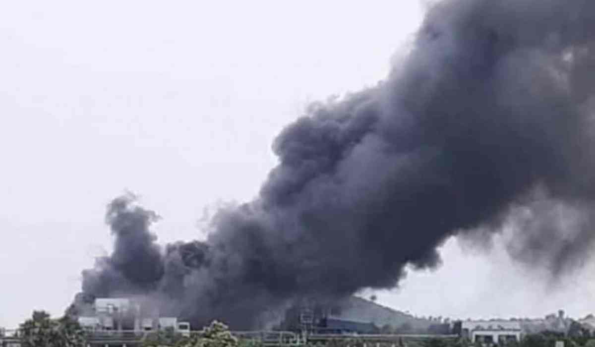 Massive Fire At Tea Company Greater Noida: ग्रेटर नोएडा के ईकोटेक-12 में मास्टरब्लेंड प्राइवेट लिमिटेड नामक चाय बनाने वाली कंपनी में लगी भीषण आग।