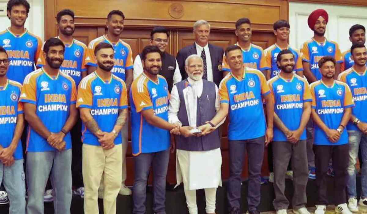 TEAM INDIA PHOTO WITH PM MODI: इंदिरा गांधी हवाई अड्डे पर टीम का जोरदार स्वागत किया गया, खिलाड़ियों ने प्रधानमंत्री आवास जाकर प्रधानमंत्री नरेंद्र मोदी से मुलाकात की। 