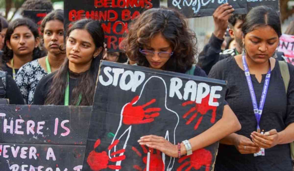 KOLKATA RAPE-MURDER CASE: कोलकाता रेप-मर्डर केस: छात्रों के प्रदर्शन पर लाठीचार्ज, कई घायल, 6000 पुलिस कर्मियों की तैनाती।