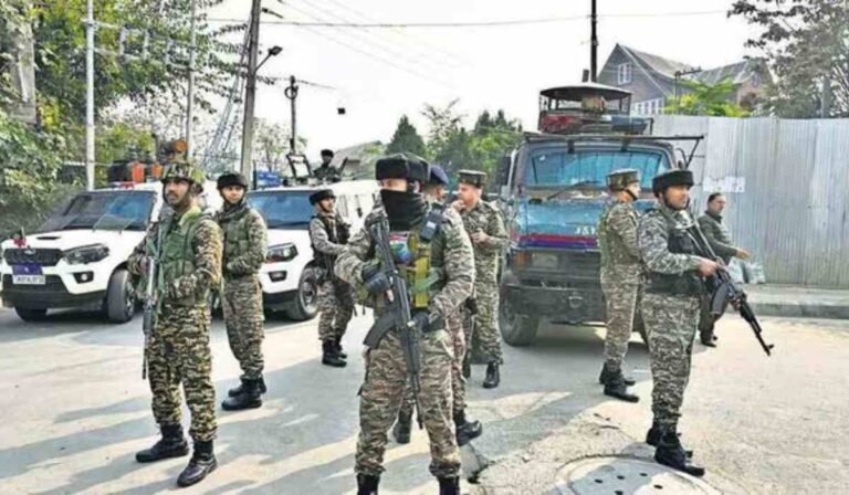 Grenade Attack in Srinagar Sunday Market: श्रीनगर के संडे मार्केट में ग्रेनेड हमला, 12 से अधिक नागरिक घायल। 11 Grenade Attack in Srinagar Sunday Market: श्रीनगर के संडे मार्केट में ग्रेनेड हमला, 12 से अधिक नागरिक घायल।