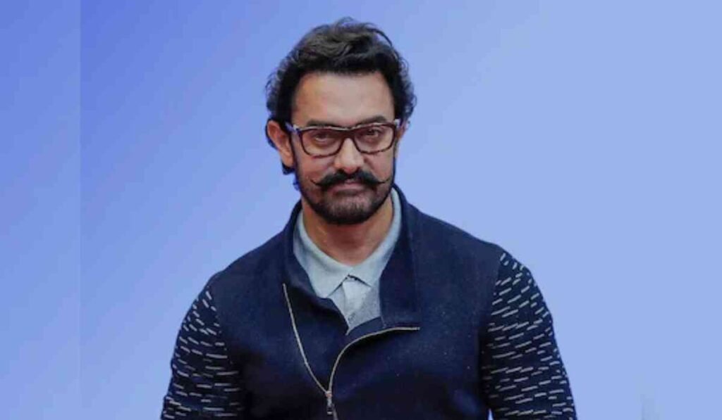 Aamir Khan Singing Video Viral: आमिर खान ने अपने घर पर मेहमानों के बीच गाया 'पहला नशा', वीडियो हुआ वायरल।