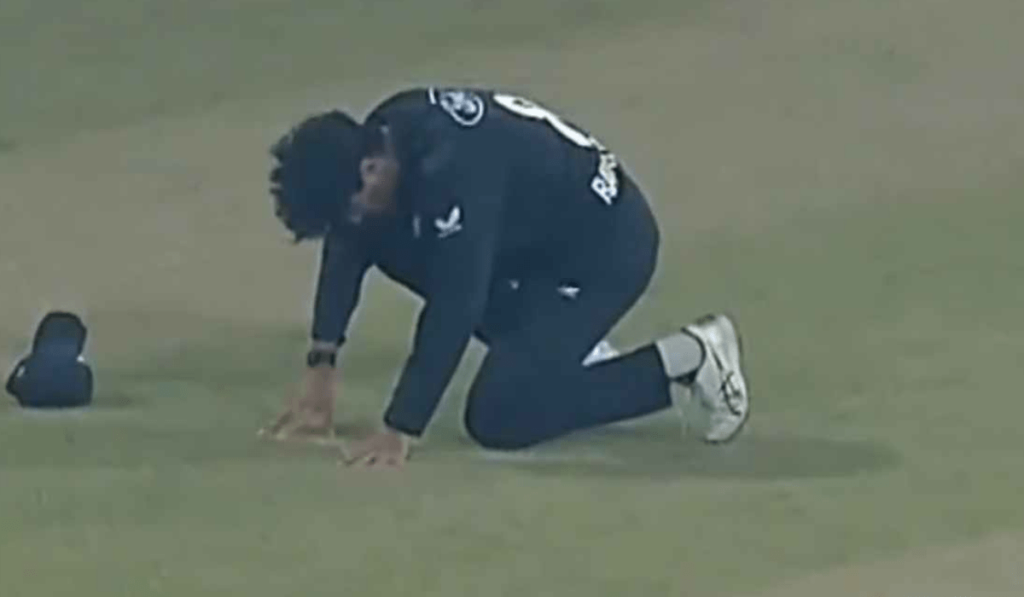 Rachin Ravindra Injury: LIVE मैच में बड़ा हादसा! रचिन रवींद्र की आंख के पास लगी गेंद, खून से लथपथ हुए – PCB पर भड़के फैंस! 2 1000090886