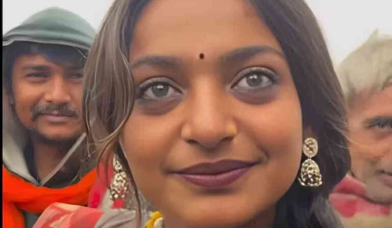 Viral Monalisa Entry In Film Industry: कत्थई आंखों वाली वायरल गर्ल पर भोजवुड का दिल आया।