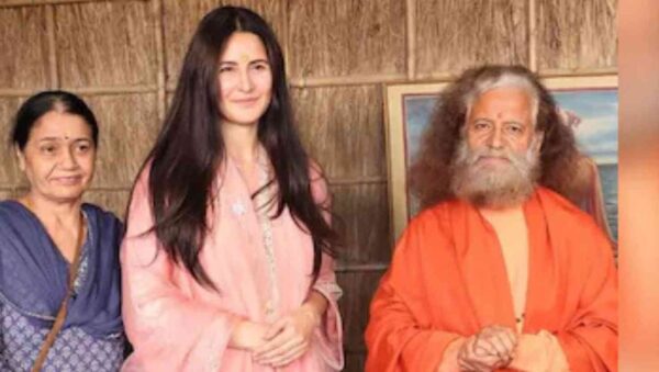 Katrina Kaif In Maha Kumbh: महाकुंभ में सास का सहारा बनीं कैटरीना कैफ, संगम में लगाई पावन डुबकी।