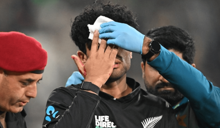 Rachin Ravindra Injury: LIVE मैच में बड़ा हादसा! रचिन रवींद्र की आंख के पास लगी गेंद, खून से लथपथ हुए – PCB पर भड़के फैंस! 10 Publichint.com 20250209 184011 0000 min