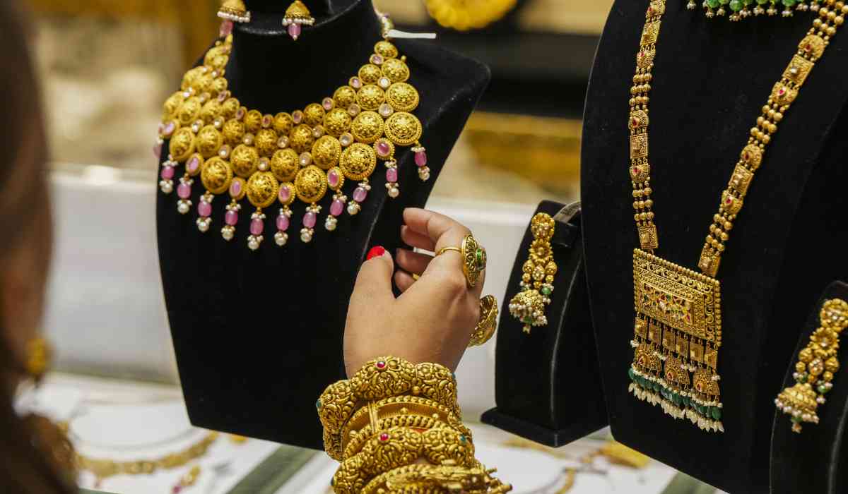 Gold Price Today: ट्रंप के टैरिफ से उछल रहा सोना, रिकॉर्ड तोड़ने की कगार पर सोने की कीमतें, क्या 1 लाख रुपए के पार जाएगा सोना?