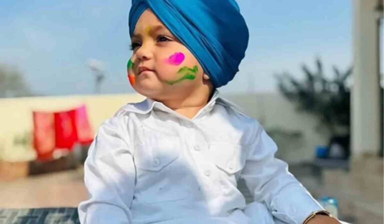 Junior Sidhu Moosewala First Holi: सिद्धू मूसेवाला के छोटे भाई ने मनाई पहली होली, नीली पगड़ी में दिखे बेहद क्यूट।