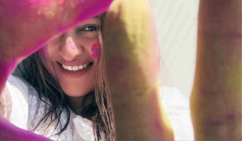 Sonakshi Sinha Celebrated First Holi: सोनाक्षी सिन्हा ने शादी के बाद मनाई पहली होली, जहीर इकबाल की गैरमौजूदगी पर ट्रोल्स को दिया करारा जवाब।
