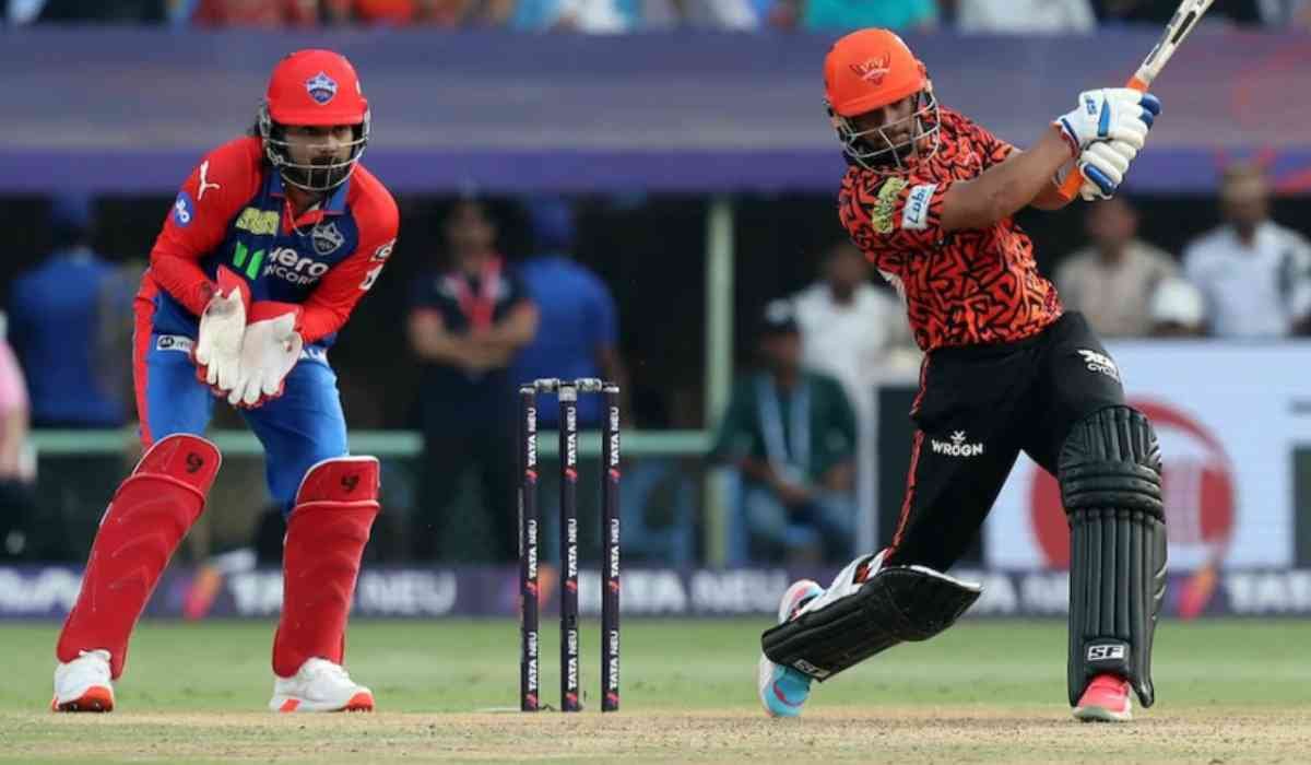 SRH vs DC Match Preview: क्या मिचेल स्टार्क के सामने चलेगा ट्रेविस हेड-अभिषेक शर्मा का बल्ला? जानिए हेड-टू-हेड रिकॉर्ड और संभावित प्लेइंग 11