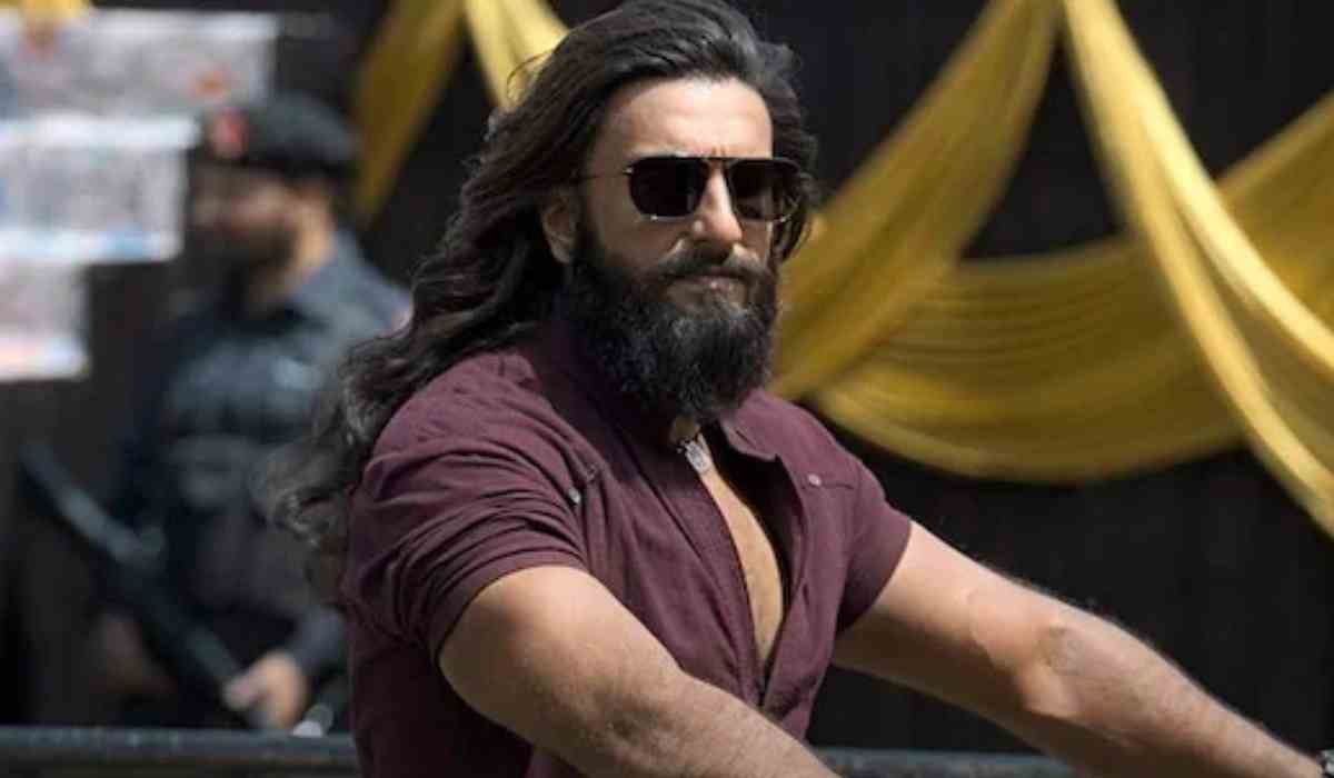 Dhurandhar Movie Latest Update: रिलीज से पहले बढ़ी मुश्किलें, दिवंगत पाकिस्तानी अफसर की पत्नी ने मेकर्स को दी कड़ी चेतावनी 17 Dhurandhar Movie Latest Update: रिलीज से पहले बढ़ी मुश्किलें, दिवंगत पाकिस्तानी अफसर की पत्नी ने मेकर्स को दी कड़ी चेतावनी