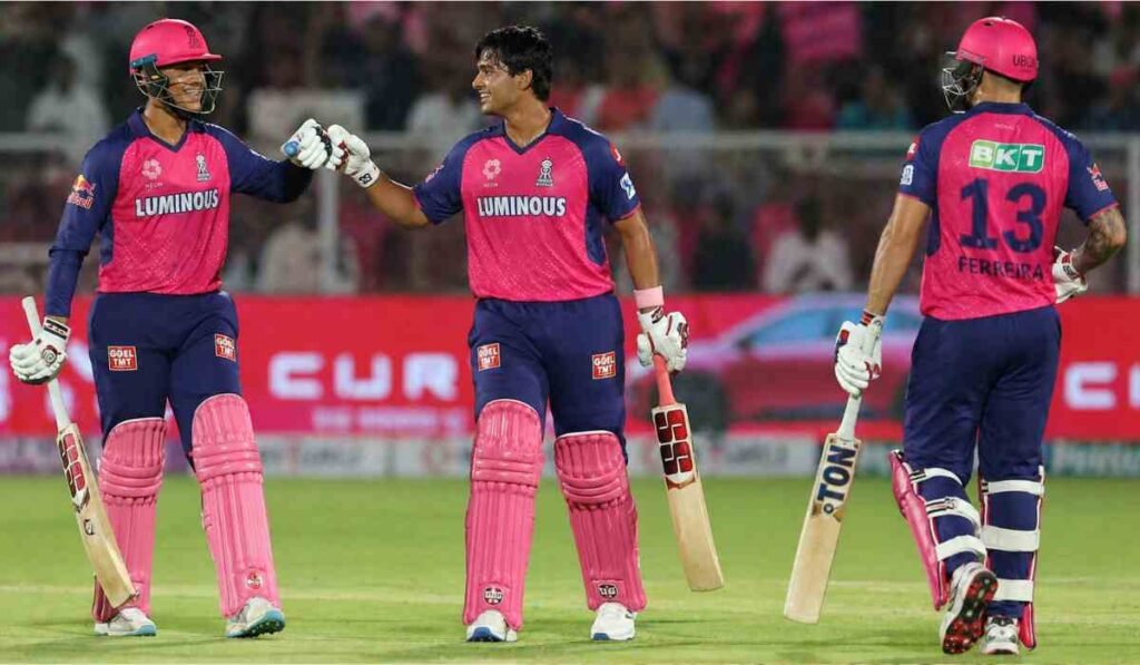 Rajasthan Royals chase 223 के बाद मैदान पर जश्न मनाते खिलाड़ी, हरे क्रिकेट ग्राउंड पर जीत का पल