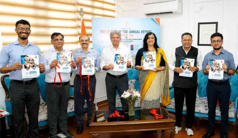Haryana Right to Service Commission की वार्षिक रिपोर्ट जारी करते अधिकारी और IAS अफसरों पर कार्रवाई से जुड़ी बैठक
