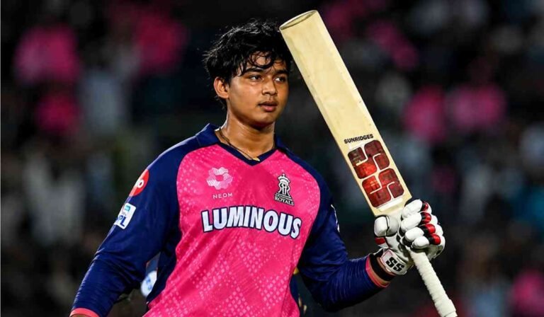 Vaibhav Sooryavanshi के तूफान में उड़े Akash Singh, Sunil Gavaskar ने लाइव मैच में ली चुटकी 2 Vaibhav Sooryavanshi IPL 2026 मैच में राजस्थान रॉयल्स के लिए बल्लेबाजी करते हुए बल्ला उठाकर जश्न मनाते नजर आए