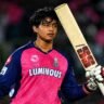 Vaibhav Sooryavanshi IPL 2026 मैच में राजस्थान रॉयल्स के लिए बल्लेबाजी करते हुए बल्ला उठाकर जश्न मनाते नजर आए