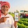 PM Kisan Yojana 23rd Installment का स्टेटस मोबाइल पर चेक करता हुआ भारतीय किसान