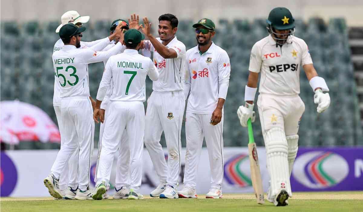 Bangladesh vs Pakistan 2nd Test: पाकिस्तान के विकेट का जश्न मनाते बांग्लादेशी खिलाड़ी, बैकग्राउंड में मैदान छोड़ते पाक बल्लेबाज