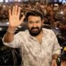 Drishyam 3 Movie Review Updates को दर्शाती हाई-क्वालिटी इमेज जिसमें Mohanlal फैंस के बीच फिल्म के First Day First Show सेलिब्रेशन में नजर आ रहे हैं।