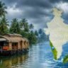 Monsoon Update 2026 को दर्शाती हाई-क्वालिटी इमेज जिसमें केरल में मॉनसून की एंट्री, बारिश, नारियल के पेड़ और भारत का मौसम मानचित्र दिखाई दे रहा है।