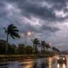 UP Weather Update के बीच उत्तर प्रदेश में तेज आंधी, बारिश और बिजली गिरने का दृश्य