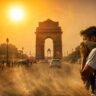 Delhi Weather Update को दर्शाती हाई-क्वालिटी इमेज जिसमें दिल्ली-NCR में भीषण गर्मी, धूल भरी हवाएं और Heatwave का असर दिखाई दे रहा है।