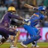 ईडन गार्डन्स स्टेडियम में आईपीएल 2026 के KKR vs MI मुकाबले का पोस्टर, जिसमें दोनों टीमों के खिलाड़ी आमने-सामने खड़े हैं।