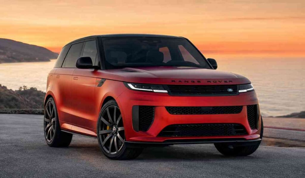सनसेट बैकग्राउंड में खड़ी लाल रंग की नई Range Rover Sport SV लग्ज़री SUV