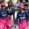 IPL 2026 Playoffs को दर्शाती हाई-क्वालिटी इमेज जिसमें Rajasthan Royals की जीत के बाद प्लेऑफ की टॉप-4 टीमें दिखाई दे रही हैं।