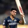 GT vs RR Qualifier-2 में शानदार शतक लगाने के बाद जश्न मनाते हुए शुभमन गिल, पीछे गुजरात टाइटंस के खिलाड़ी दिखाई दे रहे हैं।