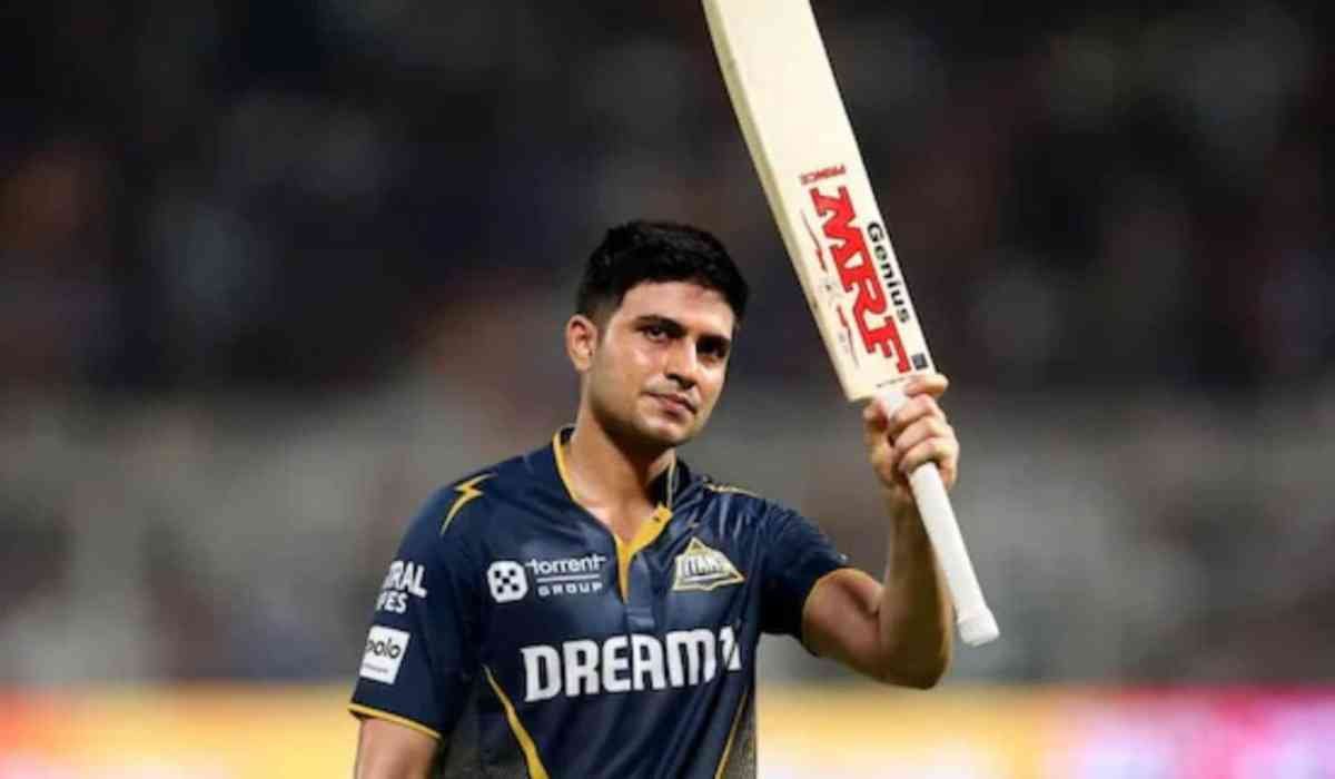 GT vs RR Qualifier-2 में शानदार शतक लगाने के बाद जश्न मनाते हुए शुभमन गिल, पीछे गुजरात टाइटंस के खिलाड़ी दिखाई दे रहे हैं।