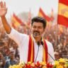 तमिलनाडु में राजनीतिक रैली के दौरान समर्थकों का अभिवादन करते अभिनेता विजय