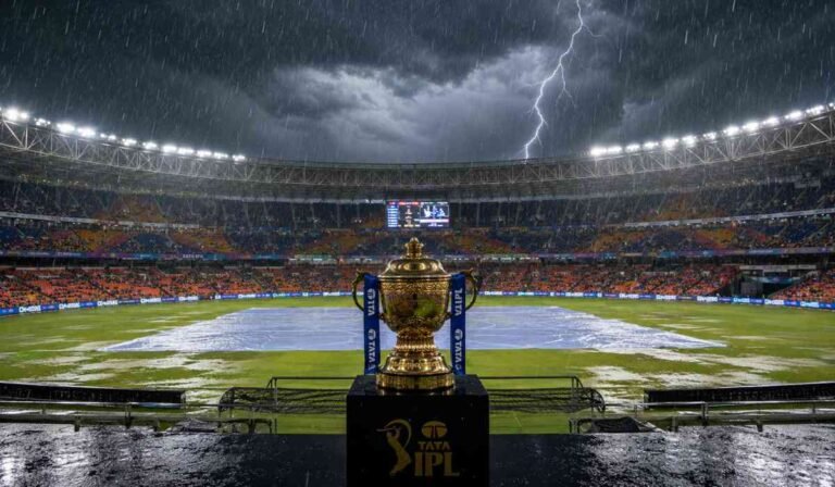 RCB vs GT Final Weather को दर्शाती इमेज जिसमें बारिश के बीच नरेंद्र मोदी स्टेडियम में रखी IPL ट्रॉफी दिखाई दे रही है।