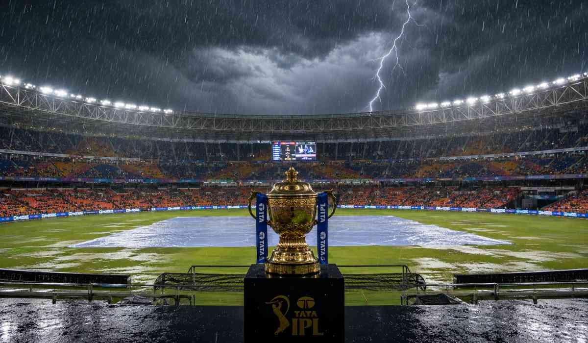 RCB vs GT Final Weather को दर्शाती इमेज जिसमें बारिश के बीच नरेंद्र मोदी स्टेडियम में रखी IPL ट्रॉफी दिखाई दे रही है।