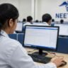 NEET UG CBT Exam 2027 को दर्शाती इमेज जिसमें एक छात्रा कंप्यूटर स्क्रीन पर ऑनलाइन मेडिकल एंट्रेंस एग्जाम देती हुई दिखाई दे रही है।