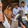 SARTHAK-PDS Scheme को दर्शाती हाई-क्वालिटी इमेज जिसमें प्रधानमंत्री नरेंद्र मोदी, राशन वितरण केंद्र और AI आधारित डिजिटल राशन सिस्टम दिखाई दे रहा है।