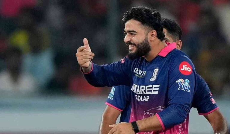 SRH vs RR Eliminator IPL 2026: जीत से खुश कप्तान रियान पराग, बोले- गेंदबाजों ने बदल दिया मैच का पूरा मोमेंटम 1 SRH vs RR Eliminator IPL 2026 में शानदार जीत के बाद राजस्थान रॉयल्स के कप्तान Riyan Parag बल्ला और हेलमेट उठाकर जश्न मनाते हुए दिखाई दे रहे हैं।