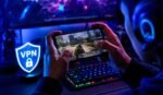 VPN For Online Gaming को दर्शाती इमेज जिसमें एक गेमर मोबाइल पर ऑनलाइन गेम खेलते हुए VPN सिक्योरिटी का इस्तेमाल करता दिखाई दे रहा है।