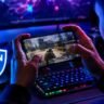 VPN For Online Gaming को दर्शाती इमेज जिसमें एक गेमर मोबाइल पर ऑनलाइन गेम खेलते हुए VPN सिक्योरिटी का इस्तेमाल करता दिखाई दे रहा है।
