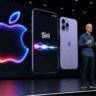 Apple AI Strategy से जुड़ी तस्वीर, जिसमें WWDC इवेंट के दौरान Siri, Apple Intelligence और AI तकनीक से जुड़े नए फीचर्स को प्रस्तुत करते हुए दिखाया गया है।