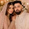 Badshah Isha Rikhi Marriage से जुड़ी शादी की पोशाक में जोड़े की सांकेतिक तस्वीर, जिसमें बादशाह और ईशा रिखी को पारंपरिक वेडिंग लुक में दिखाया गया है।
