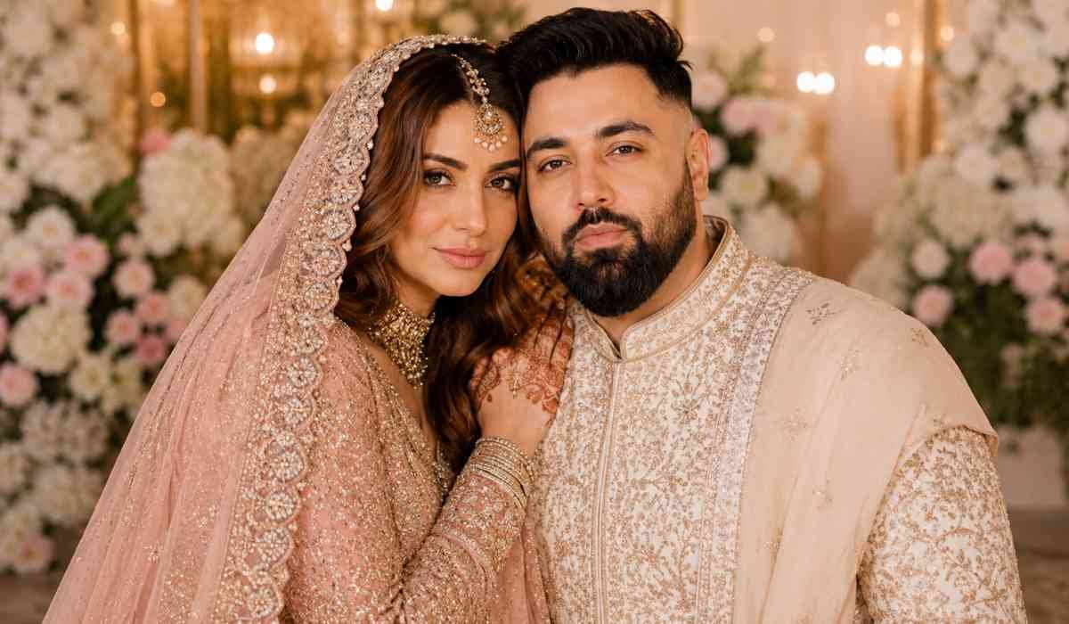 Badshah Isha Rikhi Marriage से जुड़ी शादी की पोशाक में जोड़े की सांकेतिक तस्वीर, जिसमें बादशाह और ईशा रिखी को पारंपरिक वेडिंग लुक में दिखाया गया है।