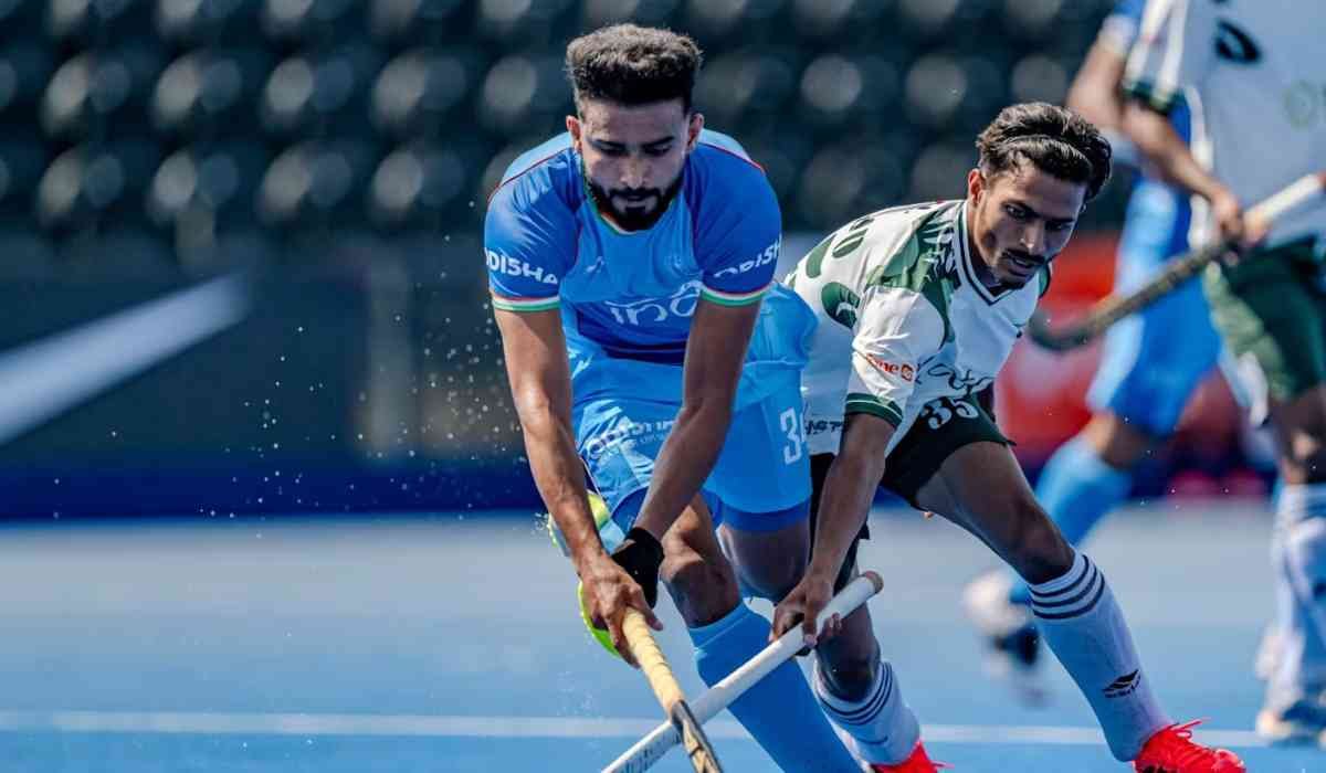 India Defeat Pakistan Hockey मैच में जीत का जश्न मनाते भारतीय हॉकी खिलाड़ी, FIH Pro League 2026 में पाकिस्तान को 4-3 से हराने के बाद।