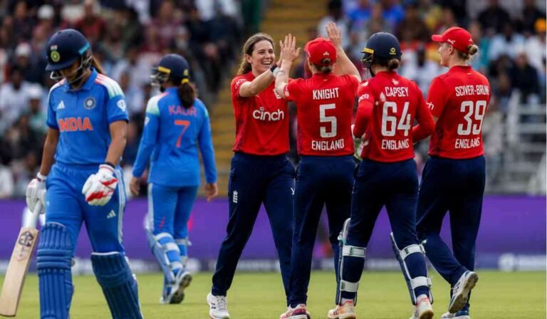 IND W vs ENG W मैच में इंग्लैंड महिला टीम जीत का जश्न मनाते हुए जबकि भारतीय खिलाड़ी निराश दिखाई दे रहे हैं।