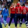 IND W vs ENG W मैच में इंग्लैंड महिला टीम जीत का जश्न मनाते हुए जबकि भारतीय खिलाड़ी निराश दिखाई दे रहे हैं।