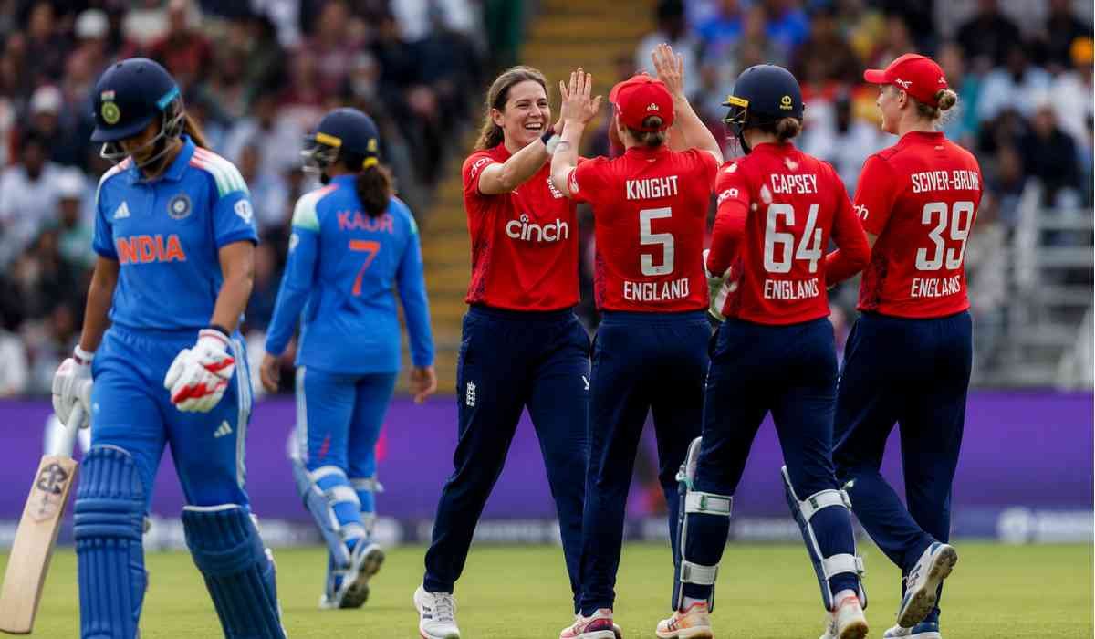 IND W vs ENG W मैच में इंग्लैंड महिला टीम जीत का जश्न मनाते हुए जबकि भारतीय खिलाड़ी निराश दिखाई दे रहे हैं।