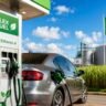 Flex Fuel Cars को दर्शाती इमेज जिसमें एथेनॉल फ्यूल स्टेशन पर फ्लेक्स-फ्यूल कार दिखाई दे रही है।