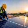 Solar Energy System Tips को दर्शाती इमेज जिसमें घर की छत पर सोलर पैनल इंस्टॉल करता टेक्नीशियन दिखाई दे रहा है।