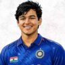 Vaibhav Suryavanshi India A को दर्शाती इमेज जिसमें युवा बल्लेबाज इंडिया A टीम की जर्सी में बल्लेबाजी करते नजर आ रहे हैं।